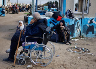 פלסטינים מגיעים ל רפיח אחרי שהתפנו מבית החולים נאסר חאן יונס עזה