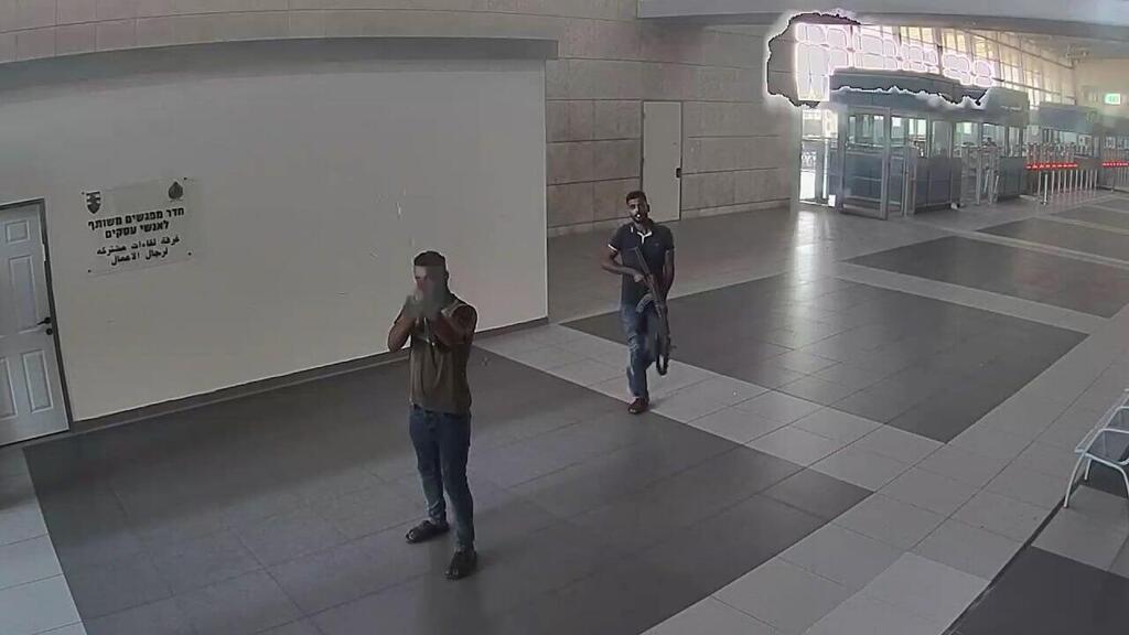 המחבלים במעבר ארז, מתוך התיעוד (צילום: דובר צה"ל) מעבר ארז, בבוקר ה-7.10, בו ניתן לראות כיצד חובשי ״הסהר האדום הפלסטיני״ סוחבים מחבל נוח׳בה שנפצע.