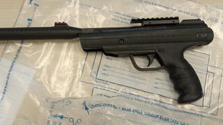 אקדח אוויר של עבריין מוכר נתפס בביתו בעיר נשר