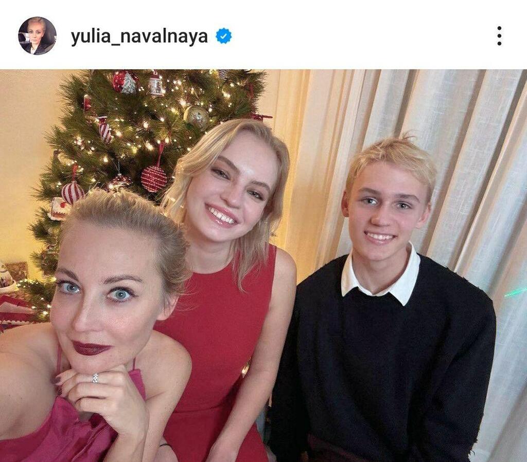 Юлия Навальная с дочерью и сыном