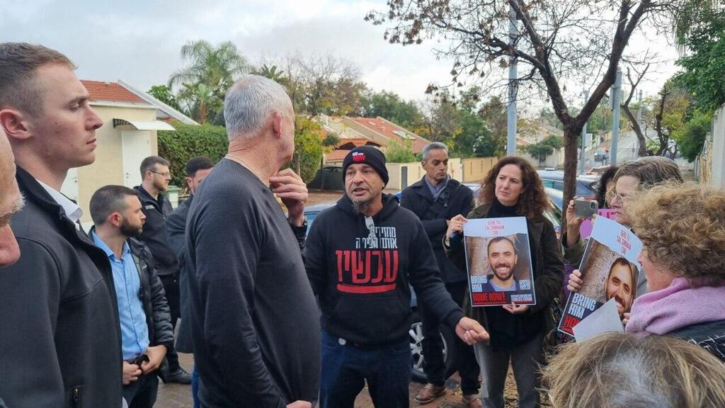 משפחות החטופים מול ביתו של בני גנץ בראש העין