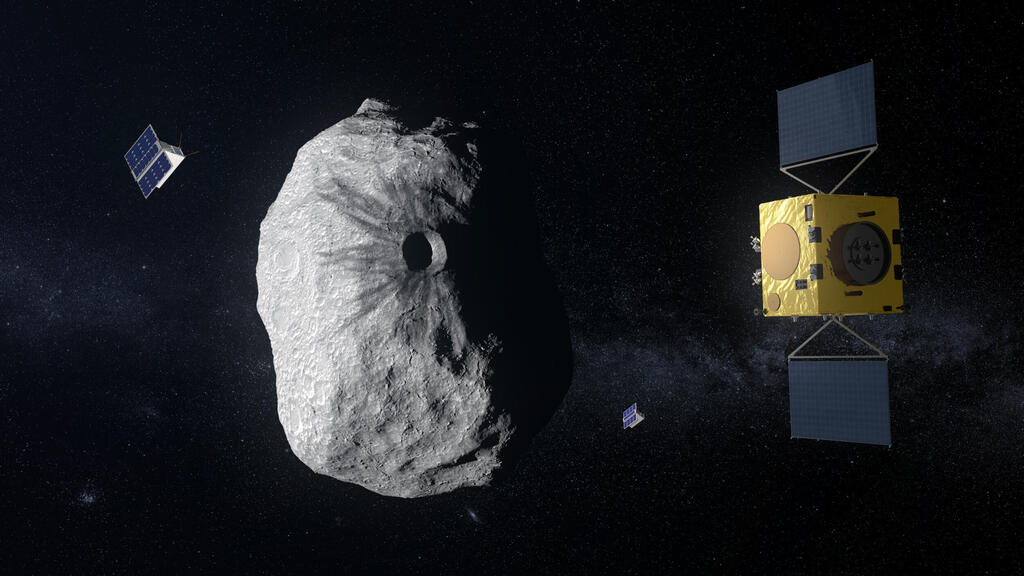 אילוסטרציה של המכתש שנוצר בעת ההתנגשות בין החללית DART לבין האסטרואיד דימורפוס. ברקע: החללית HERA האירופית והננו-לוויינים (CubeSats) שלה במחקר המשך