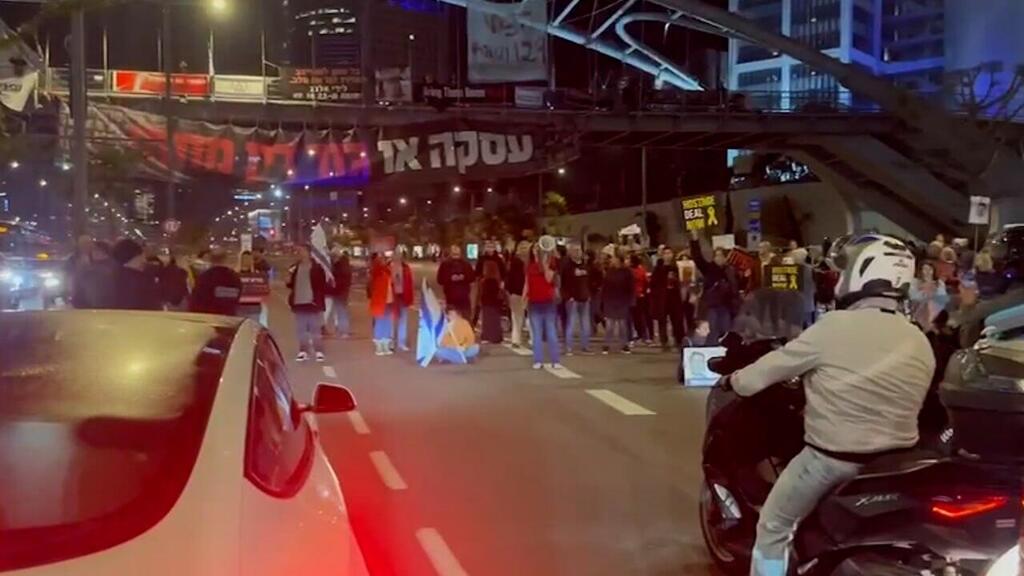 משפחות חטופים ופעילים חוסמים את דרך בגין בתל אביב