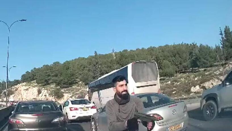 המחבל בזירת פיגוע הירי במחסום א-זעים