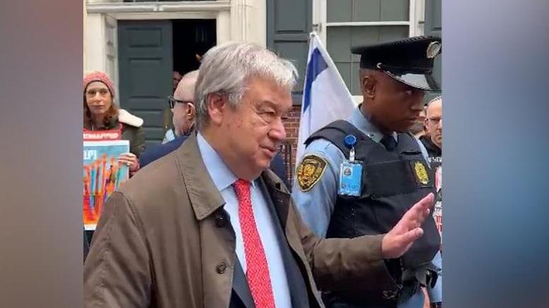 מזכ״ל האו״ם אנטוניו גוטרש עם המפגינים מחוץ לביתו בניו יורק