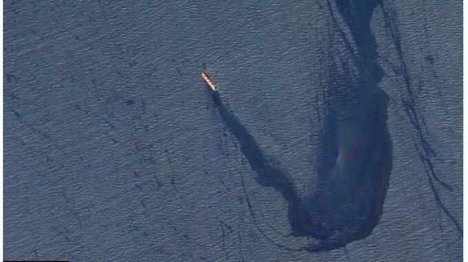 כתם נפט בים האדום לאחר שספינה בריטית הותקפה על ידי החות'ים מתימן בים האדום