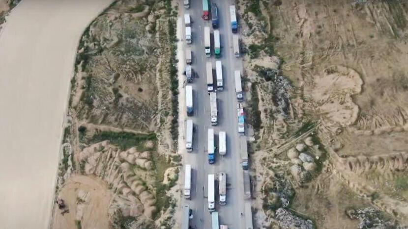 משאיות סיוע בצד המצרי של מעבר רפיח בגבול עם רצועת עזה מצרים