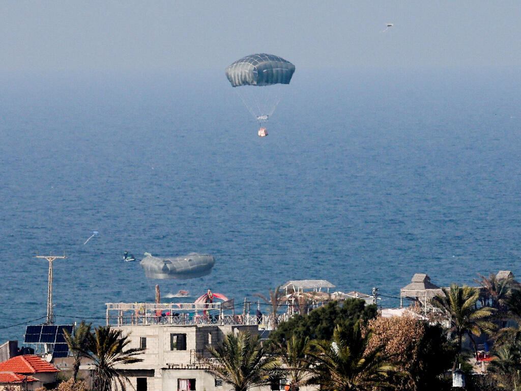 הצנחת סיוע הומניטרי על ידי ירדן ל פלסטינים ב רצועת עזה באזור רפיח