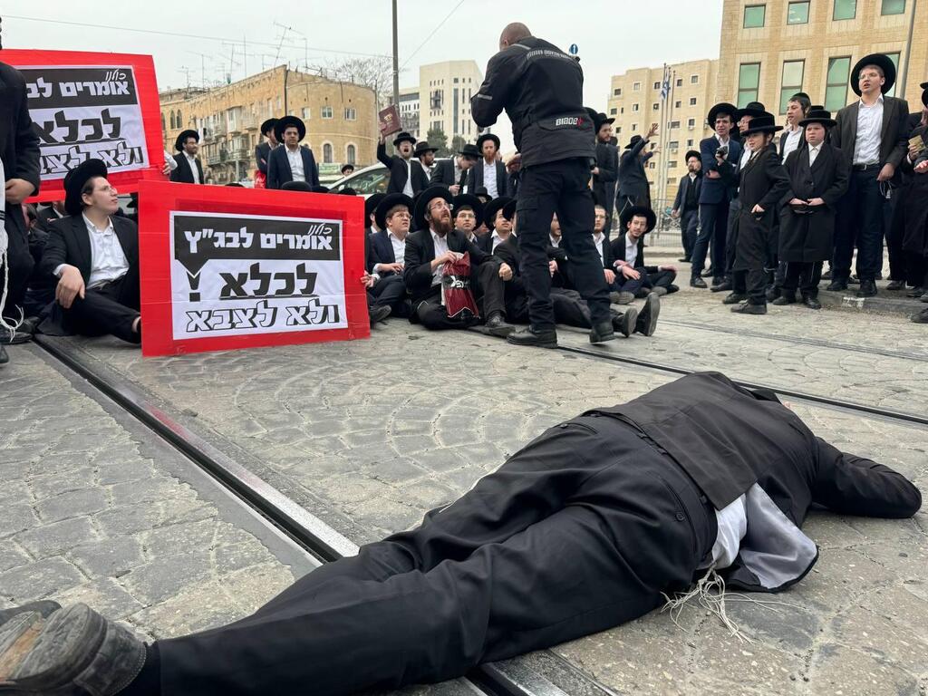 עימותים בין שוטרים לחרדים שמפגינים נגד חוק הגיוס בצומת שרי ישראל-יפו בירושלים