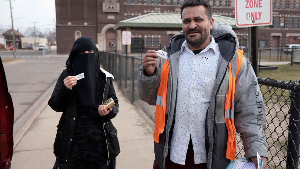 Michigan Muslim residents register as uncommitted ahead of Presidential election (Photo:Rebecca Cook / Reuters) ארה"ב פריימריז דמוקרטיים מישיגן מצביעים מחאה "לא מחויב" סעיד ואשתו עאישה שהצביעו כך