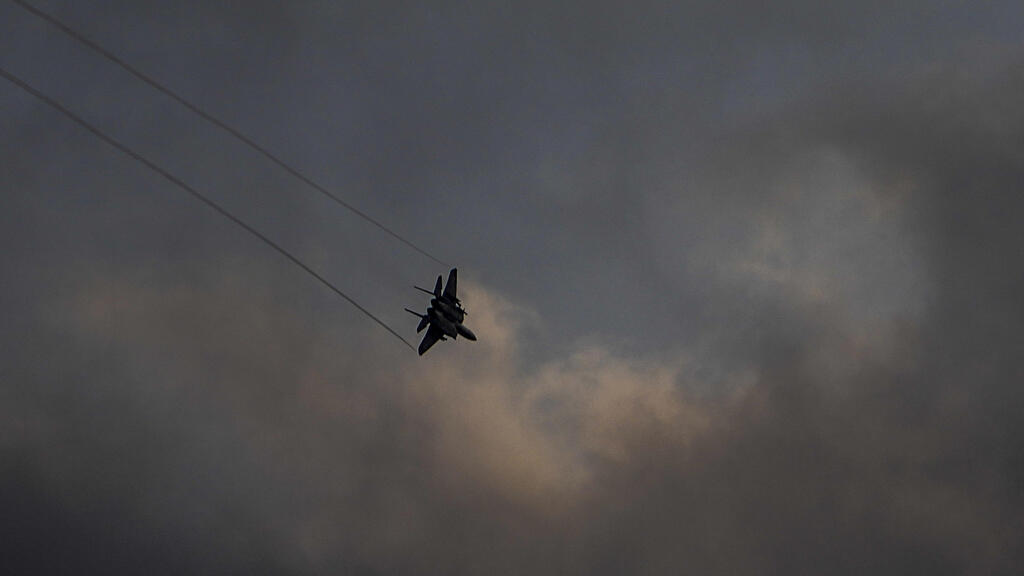 מטוס קרב F-15 של חיל האוויר צה"ל טס ב צפון ב גבול עם לבנון