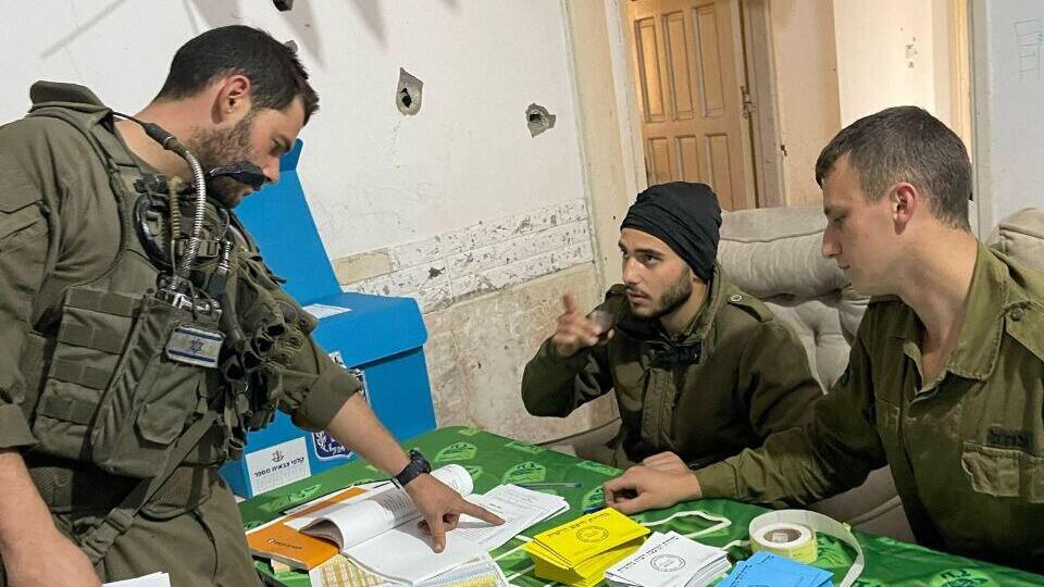 חיילים מצביעים לרשויות המקומיות בחאן יונס