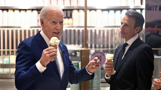 הנשיא ג'ו ביידן אוכל גלידה