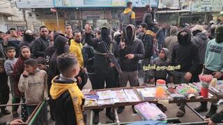 אנשי חמאס חמושים ועם מסכות מפקחים על המחירים בשווקים בעזה