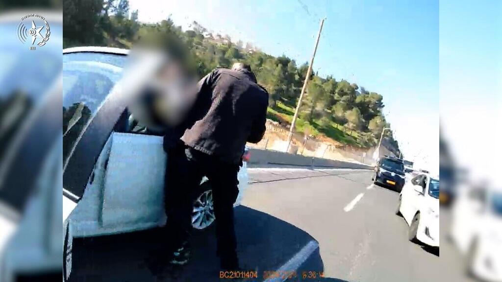 תיעוד ממצלמת הגוף של השוטר בעת מעצר החשוד בן ה-14