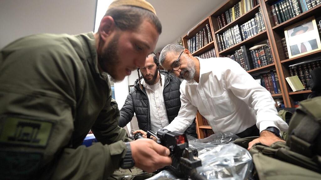 Vaad Hatzedaka volunteers provide critical supplies to IDF troops on the front lines 