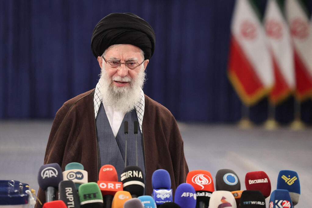 המנהיג העליון של איראן עלי חמינאי מצביע ב בחירות לפרלמנט האיראני ב טהרן 