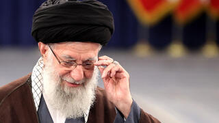 המנהיג העליון של איראן עלי חמינאי מצביע ב בחירות לפרלמנט האיראני ב טהרן 