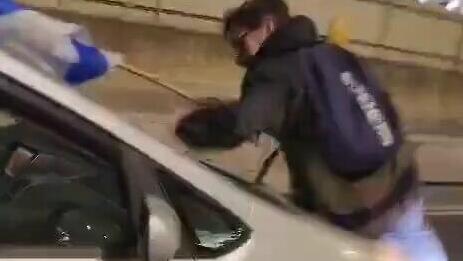 נהג דורס מפגין בנתיבי איילון וגורר אותו על מכסה המנוע