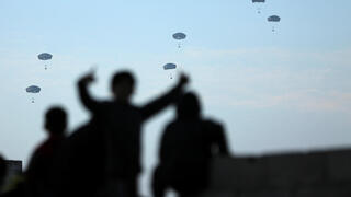 הצנחת חבילות סיוע הומניטרי מעל רפיח