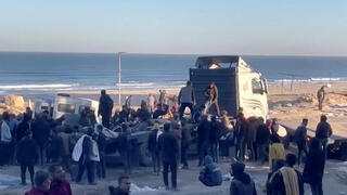 עזתים מתנפלים על משאיות ברחוב א-ראשיד שברצועת עזה