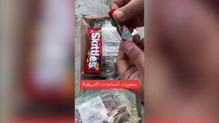 פלסטיני מציג את תכולת חבילות הסיוע שארה"ב הצניחה ברצועת עזה - הכוללות גם חטיפי סקיטלס
