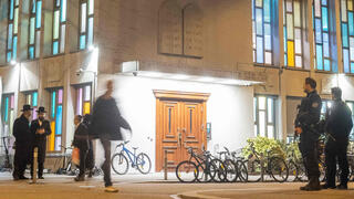שוטרים שומרים על בית הכנסת בציריך, שוויץ