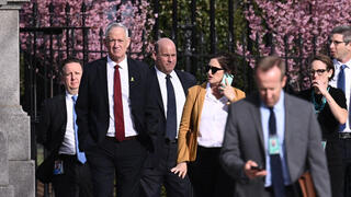 בני גנץ ביציאה מהבית הלבן לאחר הפגישה עם סגנית נשיא ארה"ב קמאלה האריס
