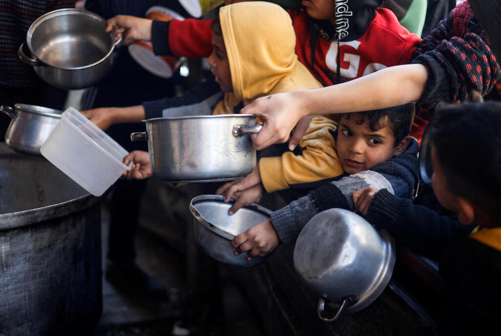 ילד ילדים פלסטינים בתור ל מזון ב רפיח פליט פליטים רצועת עזה