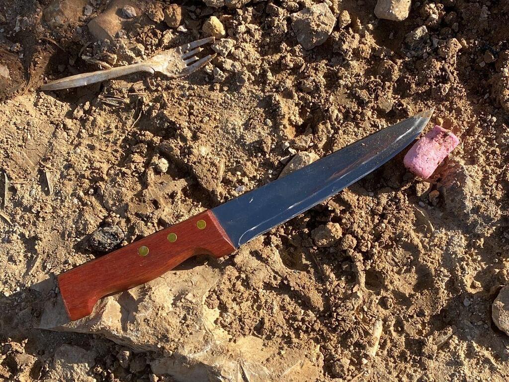 הסכין בזירת הפיגוע בצומת יצהר
