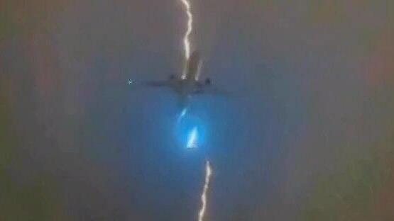 מטוס פגיעת ברק תיעוד