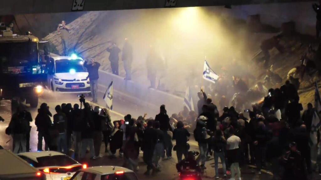 מפגינים חוסמים את כביש איילון בתל אביב