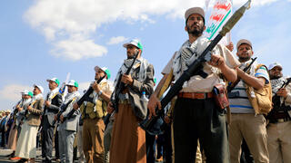 חיילים חו'תים בצעדה לתמיכה בפלסטינים