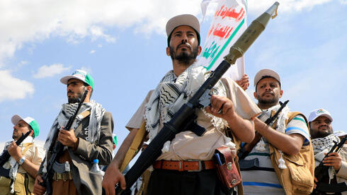 חיילים חו'תים בצעדה לתמיכה בפלסטינים