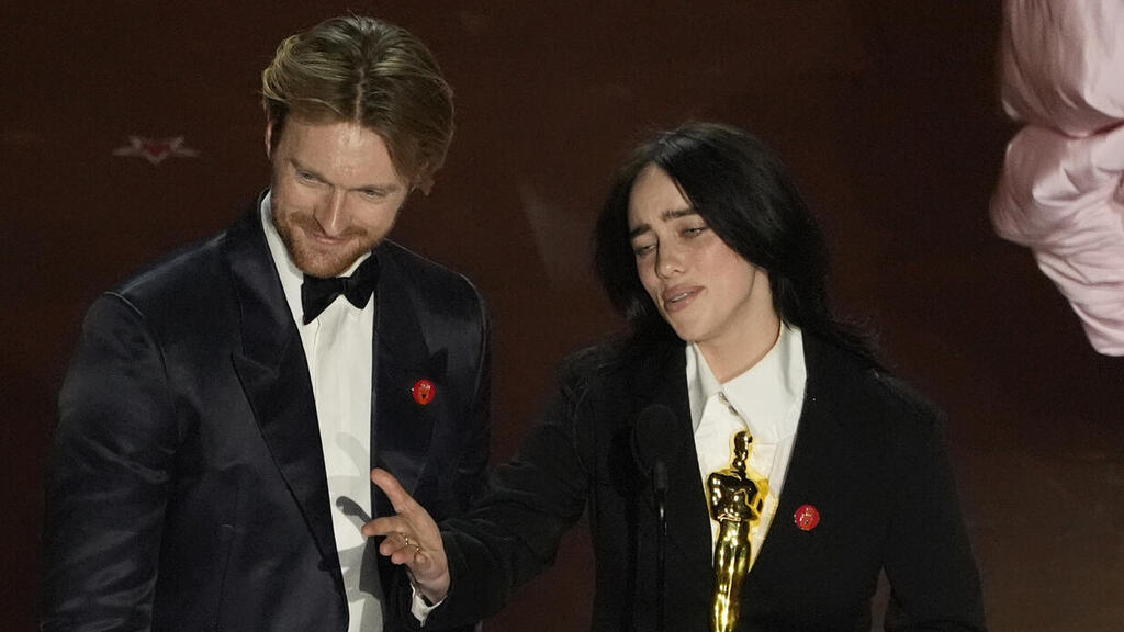 Finneas and Billie Eilish wearing cease-fire pins at the Oscars (Photo: Jordan Strauss/Invision/AP) בילי אייליש ופיניאס