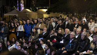 שרים ומתפללים יחד בכיכר החטופים