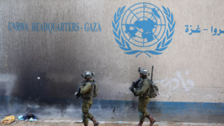 לוחמי צה"ל לצד סמל של אונר"א ברצועת עזה ארכיון