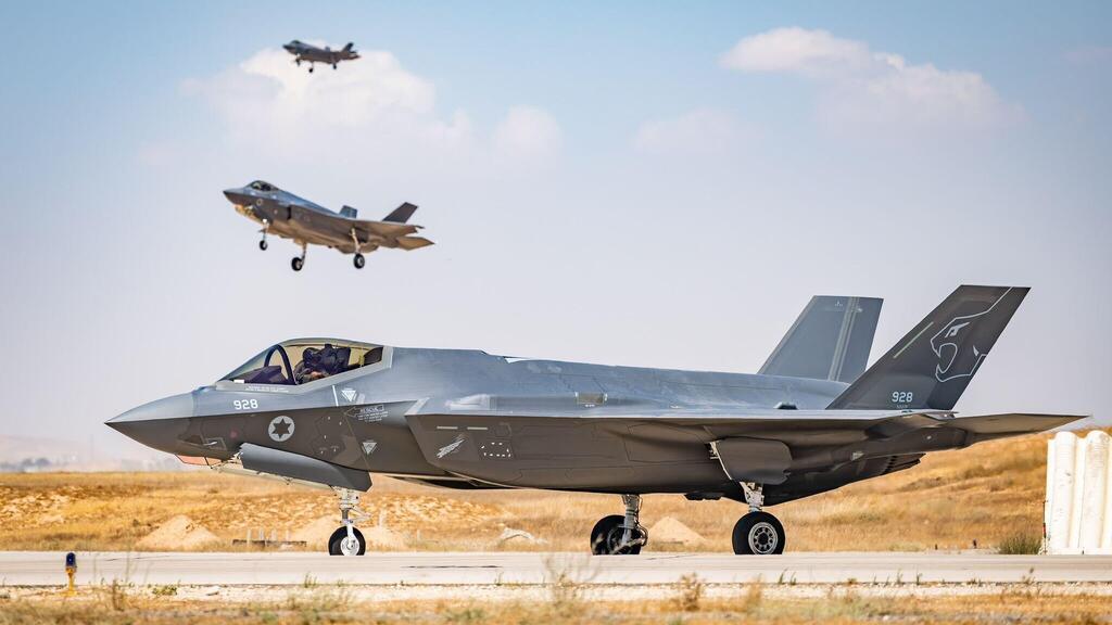 מטוס F-35 אדיר בבסיס נבטים