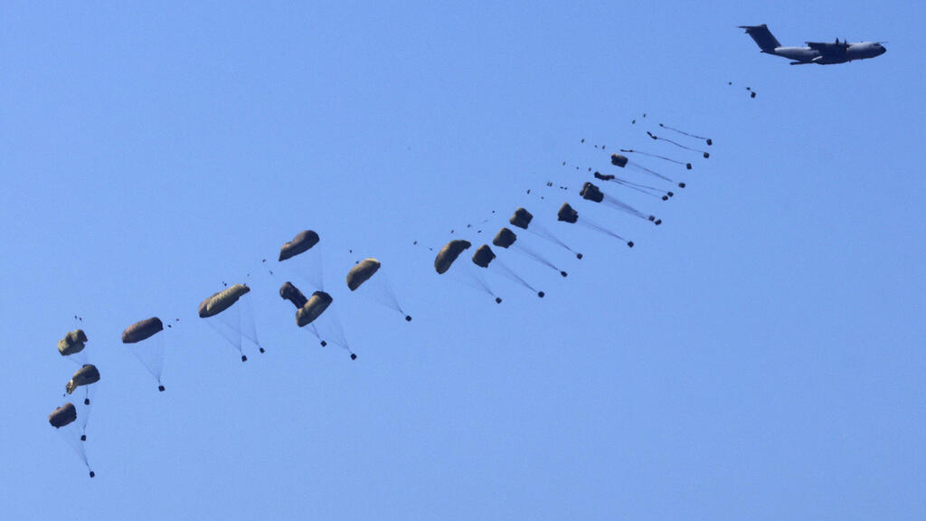 הצנחת הצנחה סיוע הומניטרי ב רצועת עזה