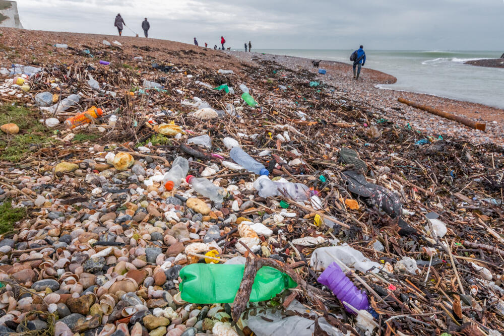 פלסטיק מפוזר על החוף