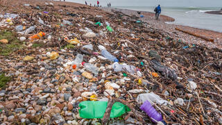 פלסטיק מפוזר על החוף