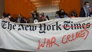 מפגינים פרו-פלסטיניים בלובי מערכת "ניו יורק טיימס"