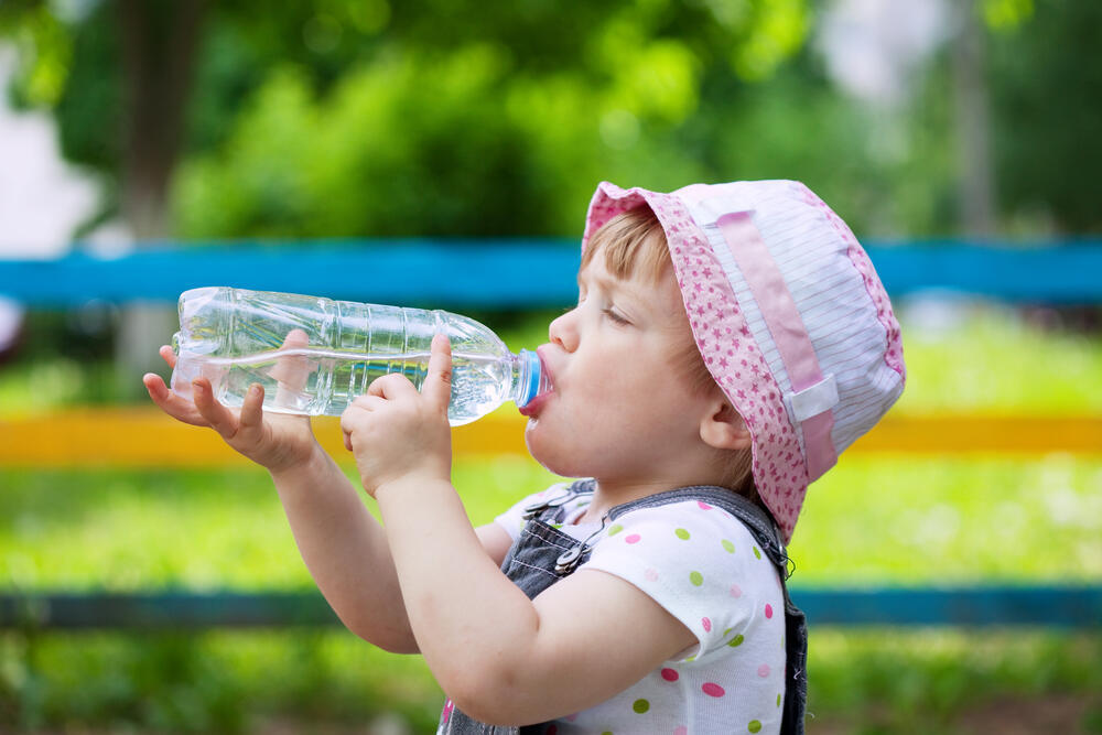 שתייה מים בקבוק פלסטיק