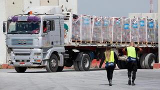משאיות סיוע הומניטרי במעבר כרם שלום