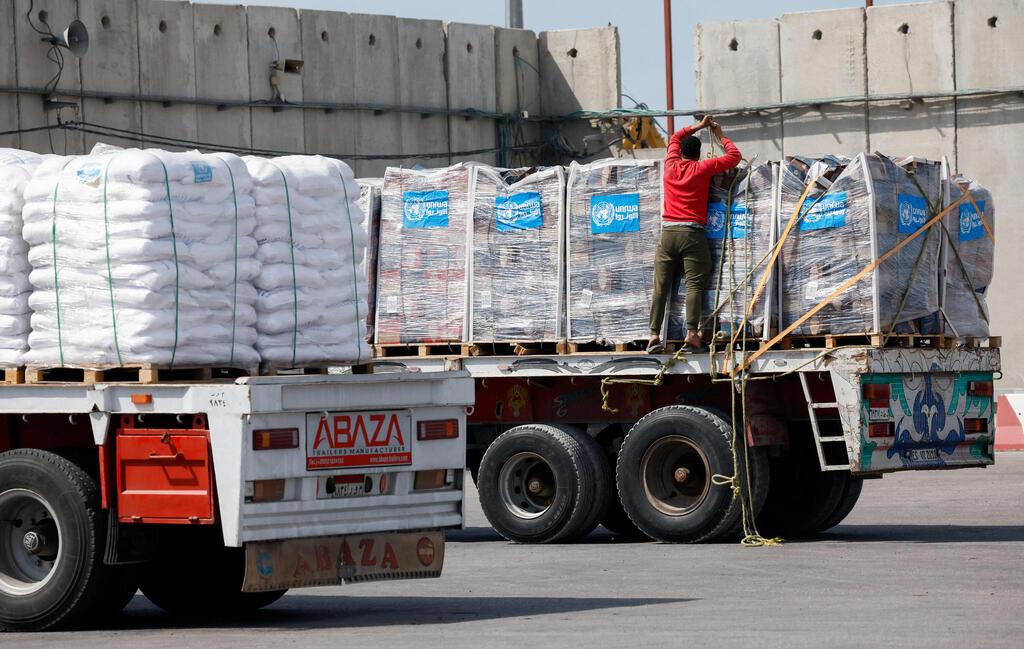 משאיות סיוע הומניטרי במעבר כרם שלום