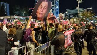 דבורה לשם מחאת הנשים בצעדת מחאה להשבת החטופים, כיכר דיזנגוף תל אביב