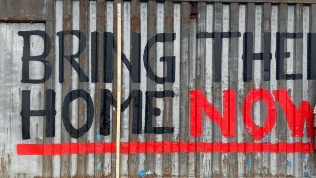 צילום: משרד החוץ מכולה המדמה מנהרה בה מוחזקים חטופים בשבי החמאס - בבריסל