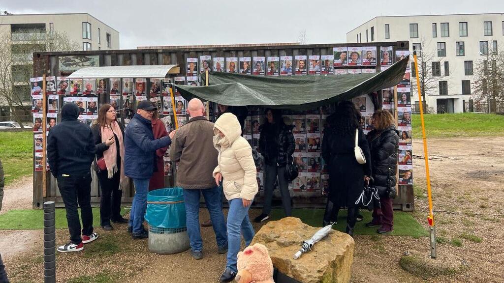 צילום: משרד החוץ מכולה המדמה מנהרה בה מוחזקים חטופים בשבי החמאס - בבריסל