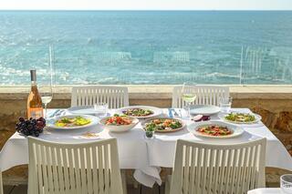 יוון זה כאן. שולחן מול הים, מסעדת "ליווא"