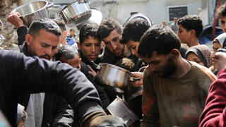 פלסטינים מתאספים לקבל מזון בג'באליה